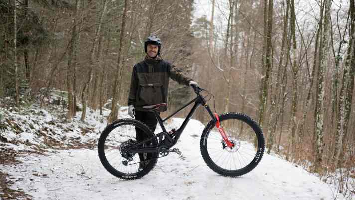 Josh Lewis mit neuem Spielzeug. Der Brite fährt 2023 auf Scor Bikes.