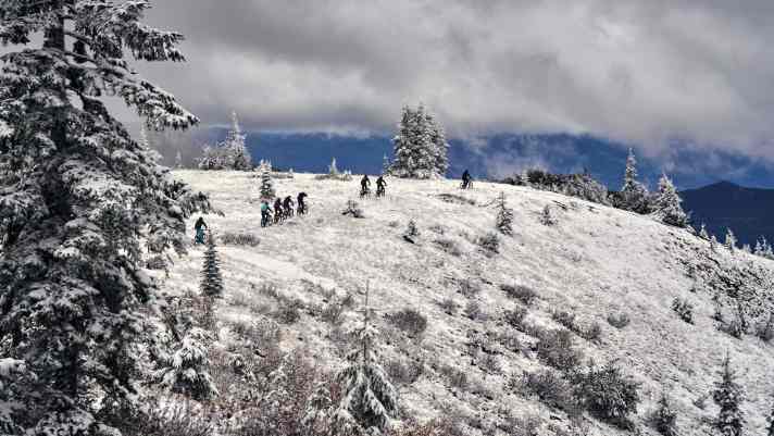   Im Winter draußen mit dem Mountainbike zu fahren, hat seinen ganz eigenen, besonderen Reiz. Wir zeigen Ihnen auf über 20 Seiten, wie Sie warm durch die Kälte kommen, wo die besten Winter-Spots der Republik liegen, und wie Sie mit Yoga Ihr körperliches Gleichgewicht erhalten.