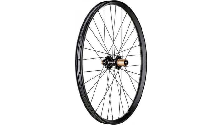   26" Syntace W35 MX – REAR BOOST:  Preis / Gewicht 390 Euro / 930 Gramm; Felgenmaulweite 28,5 mm; Bremsaufnahme 6 Loch