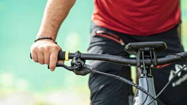 Ein Finger genügt: die korrekte Positionierung der Bremse am E-MTB-Lenker