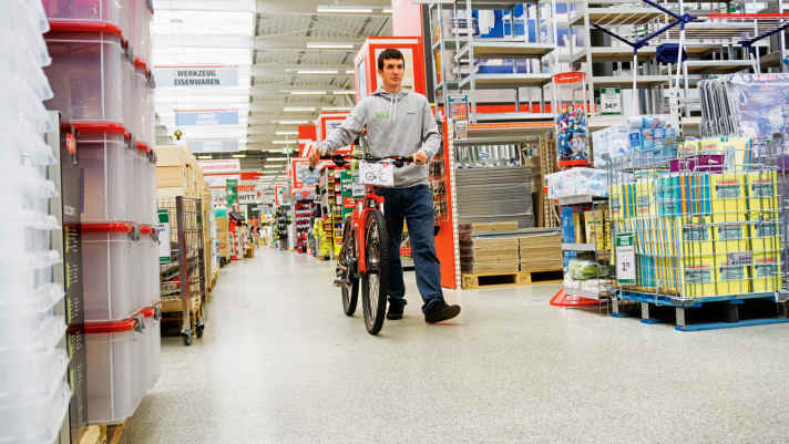   Das Rex Bergsteiger verlässt mit Tester Ludwig Döhl den Baumarkt.