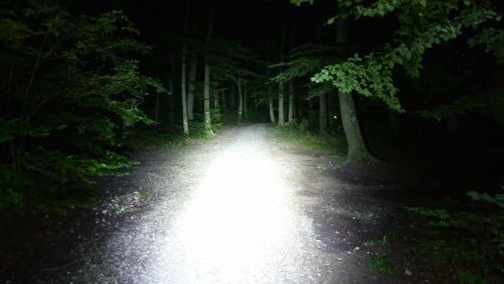   Hier die Ausleuchtung der Out-Led Hellena 3.5: Die warme Lichtfarbe ist angenehm, die Randbereiche sind ausreichend ausgeleuchtet.