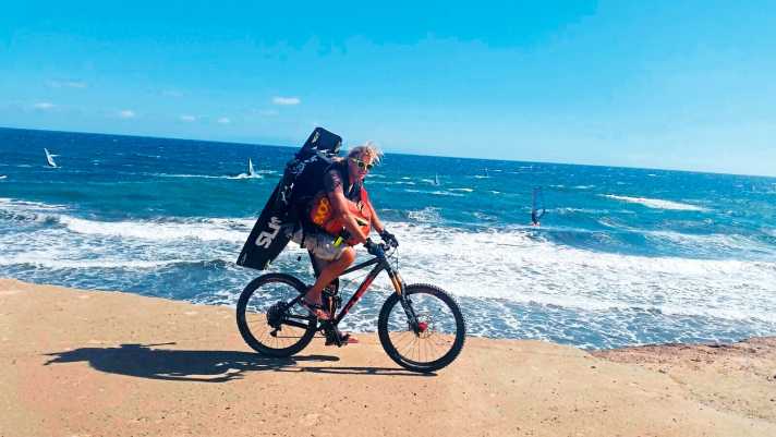   Beziehungs-Highlight: Bike & Kite – Statt einem Mietwagen diente das Fritzz auf Teneriffa zum Pendeln zwischen Ferienwohnung und Strand. El Medano bietet zusätzlich feinste Kanaren-Trails.