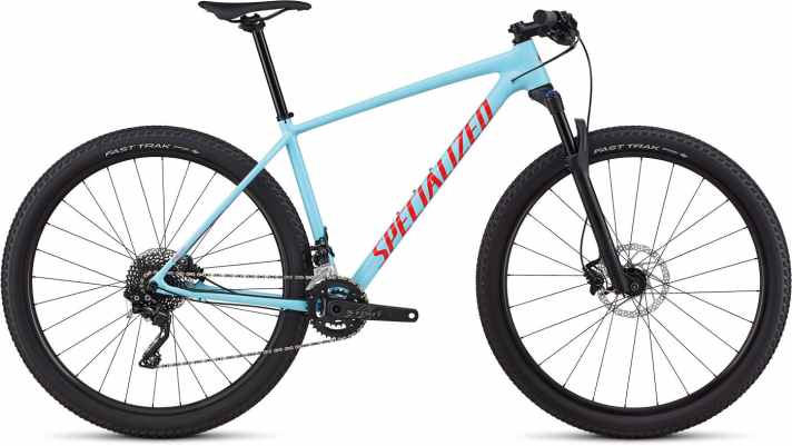   Für 1499 Euro bietet Specialized das Chisel Comp für Herren in blau-roter Lackierung an. Vorne dämpft eine Rock Shox Judy, als Bremsen sind Shimano Deore-Stopper dran.