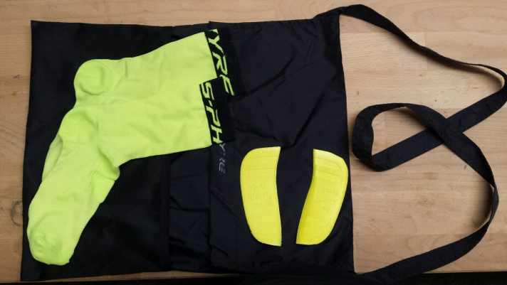   Socken, Schuhbeutel und die Gewölbepolster in zwei unterschiedlichen Höhen sind im Lieferumfang enthalten.