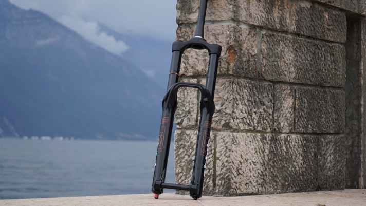   Dickes Ding: Die neue RST Stich für Enduro- und E-Biker. Die 38-Millimeter-Standrohre sind wuchtig und sollen für Stabilität sorgen.