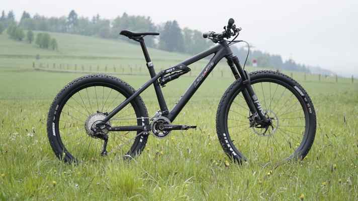   Die Eightpins-Sattelstütze nutzt das Sitzrohr des Rahmens mit, welcher also dementsprechend konstruiert sein muss. Aktuell wird die Eightpins in Liteville-Bikes verbaut, wie hier dem 301. Man sei aber mit mehreren Herstellern für das kommende Modelljahr im Gespräch.