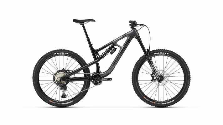   Das Slayer 70 kostet 6500 Euro und bietet in der gezeigten Version mit 27,5-Zoll-Laufrädern 180 Millimeter Federweg an Gabel und Hinterbau. Es besitzt ein Rock-Shox-Fahrwerk sowie Shimano-XT-Bremsen.