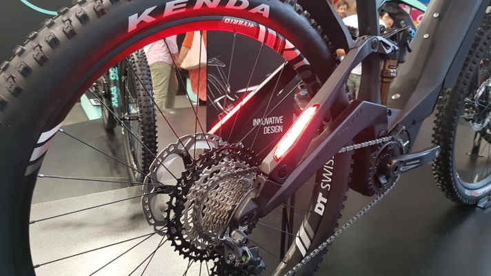   Die in die Sitzstreben eingelassenen Rücklichter erinnern an Haibikes Flyon-Modelle.