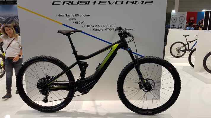   Am Stand von Bulls gab's neben den spektakulären <a href="e_mtb/e_mtb_news_neuheiten/e-mtb-neuheiten-2020-bulls-sonic/a41757.html"  rel="noopener noreferrer">Sonic-Modellen (EMTB berichtete)</a>  auch das erste Serien-E-MTB mit dem kraftvollen Sachs RS-Motor zu sehen. Das Bulls E-Rush gibt's in zwei Varianten ab 4499 Euro. 
