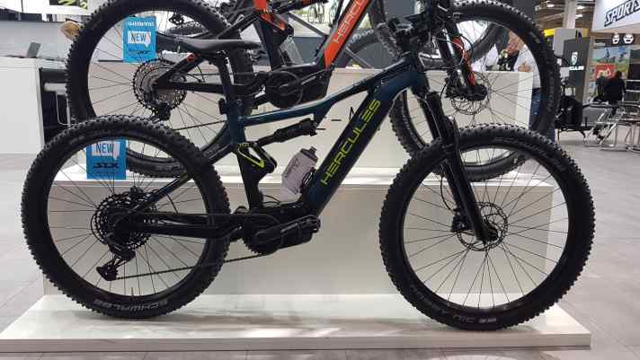   Großer Akku mit 750 Wattstunden, dazu der begehrte Drive S Mag-Motor von Brose - und das schon für 3999 Euro. Damit will Hercules im E-MTB-Sektor durchstarten. Die drei Nos-FS-Modelle haben 27,5 Zoll-Laufräder und 150 Millimeter Hub.