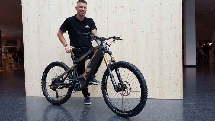    <a href="mtb_news/szene_news/verrueckte-bike-weltrekorde/a42109.html"  rel="noopener noreferrer">Wheelie-König Booby Root </a> präsentiert eine Limited-Edition seines M1 Spitzing Evolution. Mehr Federweg, edle und funktionelle Teile: Die Bobby-Root-Edition soll mit 880er-Akku 9500 Euro kosten.