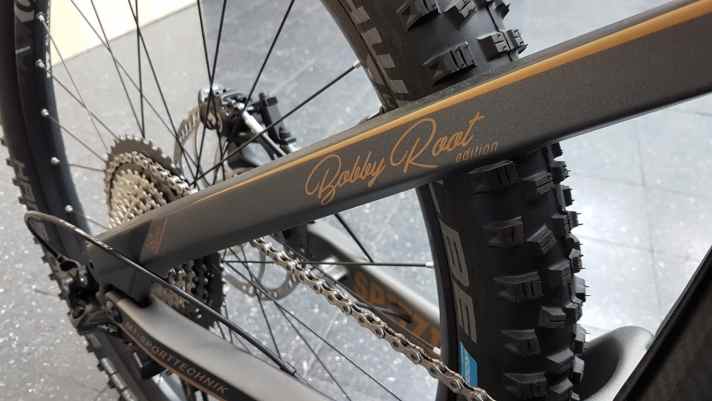   Die Signatur des Namensgebers ist auf den Sitzstreben eingelassen. <a href="mtb_news/szene_news/verrueckte-bike-weltrekorde/a42109.html"  rel="noopener noreferrer">Der Amerikaner Bobby Root wurde mit spektakulären Speed-Manuals bekannt.</a>
