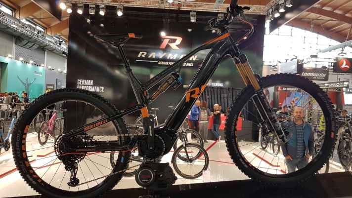   Die junge deutsche Marke Raymon bietet seit einem Jahr E-MTBs ausschließlich mit Yamaha-Antrieb. Die hochwertigen Modelle setzen 2020 auf den neuen PW-X2-Antrieb, bei den Einstiegermodellen kommt der PW-ST zum Einsatz. Im Bild das Topmodell Trailray E-Seven 11.0 mit 170 Millimetern Federweg und feiner Ausstattung für 5499 Euro.