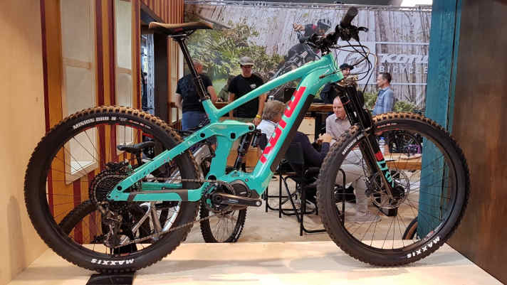   Das Remote 160 ist das zweite E-MTB von Kona. Die Kanadier setzen auf einen Shimano-Motor mit 500-Wh-Akku, 160 mm Federweg und 27,5er-Laufräder. Damit soll das Bike die elektrifizierte Version des unmotorisierten Erfolgsenduros Process sein. Es gibt genau ein Modell, für 5999 Euro.