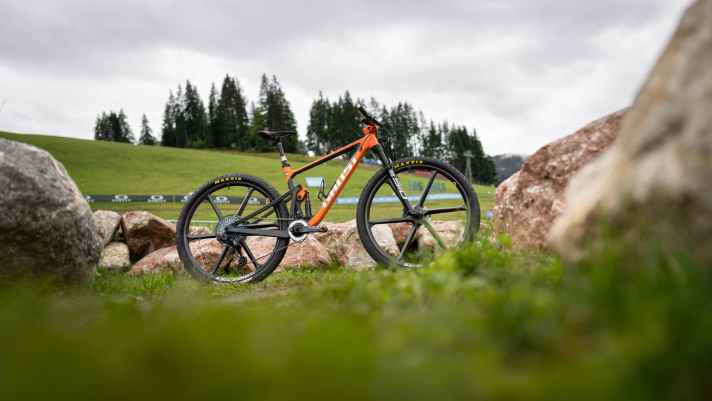   Annes Lector FS Superfit bringt in Größe S fahrfertig nur 10,1 Kilo auf die Waage – inklusive Pedalen. Vorne wie hinten stehen 100 Millimeter Federweg zur Verfügung.