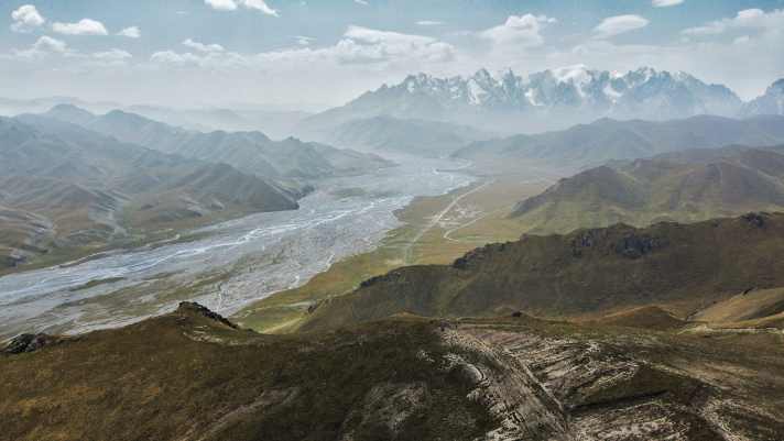   Manchmal lohnt es sich, inne zu halten und den Blick über die atemberaubende Landschaft des Tian-Shan-Gebirges schweifen zu lassen – trotz langen Tagen im Sattel.