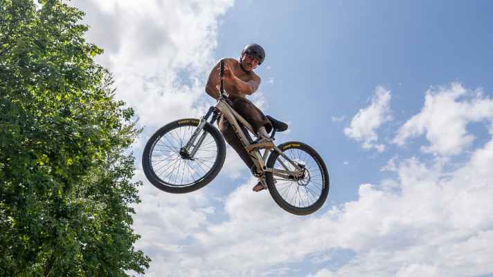 Freeride-Mountainbike-Profi Lucas Huppert war maßgeblich bei der Entwicklung der Dirtbike-Rahmen von XPro beteiligt.