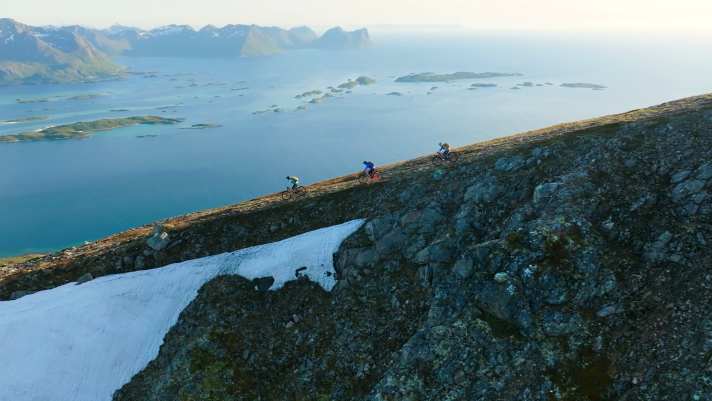 Unten Meer, oben Schnee: Biken im Sommer in Norwegen.