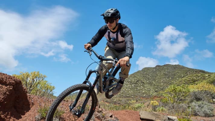 Für Radsportler, die nicht nur Bilder, sondern auch den Sound ihrer Fahrten einfangen möchten, bietet die Insta360 X5 einen eingebauten Windschutz und einen verbesserten Audio-Algorithmus.