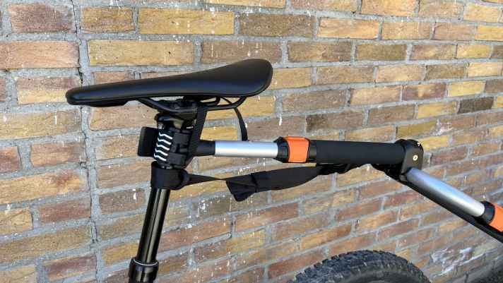 Befestigt wird der Thule Reacha mit einem Klick- und Klettverschluss sicher an der Sattelstütze.