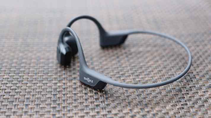 Wasser- und staubdicht sind die Shokz OpenRun Pro 2 auf den Trails ein unkomplizierter Begleiter. Auch die Bluetooth-Anbindung funktioniert problemfrei.