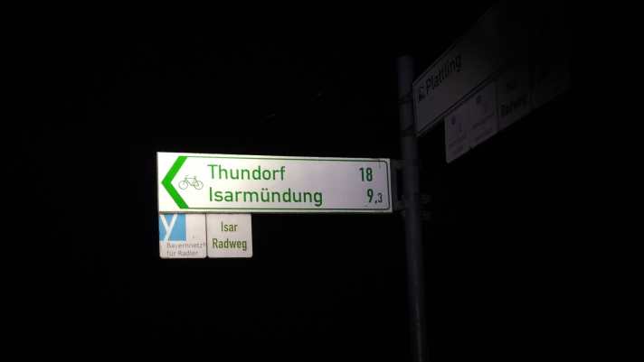 Kurz vor Mitternacht und fast da: Unweit von Deggendorf mündet die Isar am Fuß des Bayerischen Waldes in die Donau.