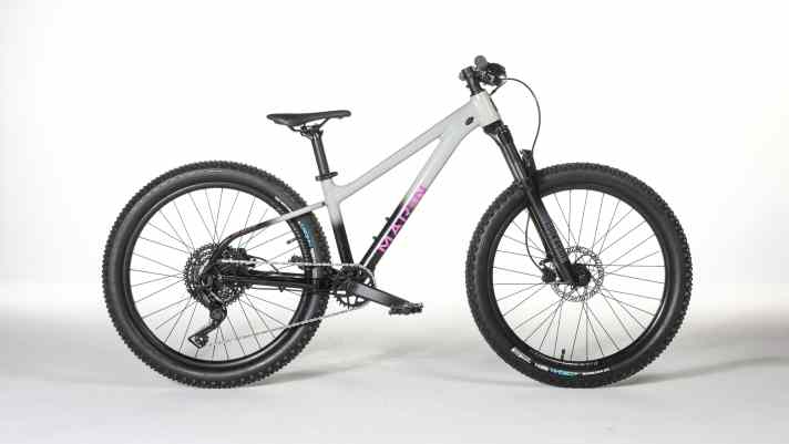 Schon mit der Silhouette macht das Marin San Quentin Kinder-Mountainbike klar, dass es durch Dirtbikes und Trail-Hardtails inspiriert wurde.