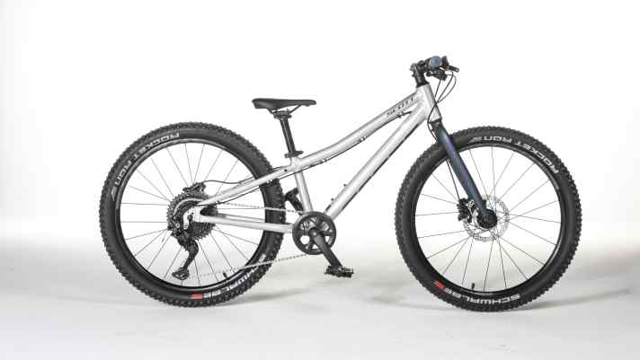 Mit einem tief geschwungenen Oberrohr wirbt das Scott Scale RC 400 um die Gunst der Nachwuchs-Racer.