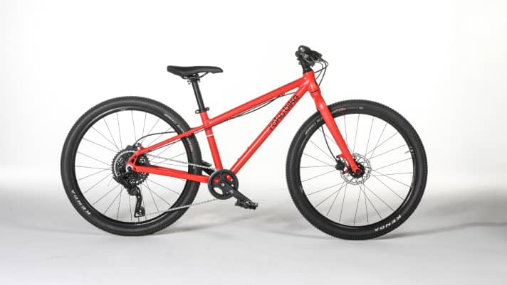 Rot wie ein Feuerwehrauto, rollt das Roko.Bike 24 direkt aus Polen in unser Fotostudio.