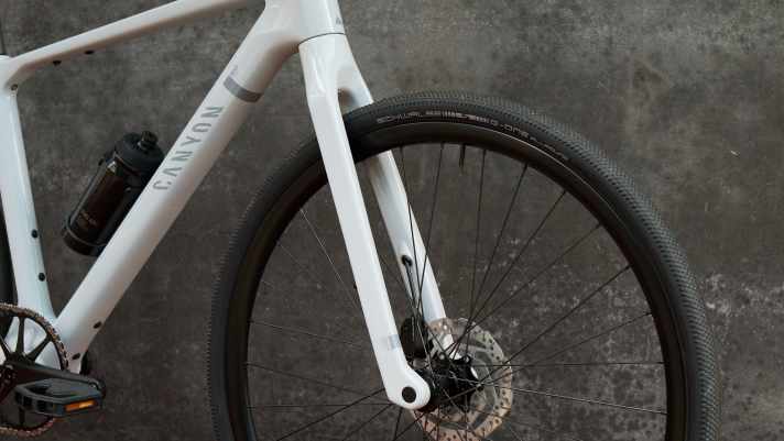 Alle Modelle rollen auf 40 Millimeter breiten Schwalbe G-One Allround Reifen, die tubeless-ready sind.