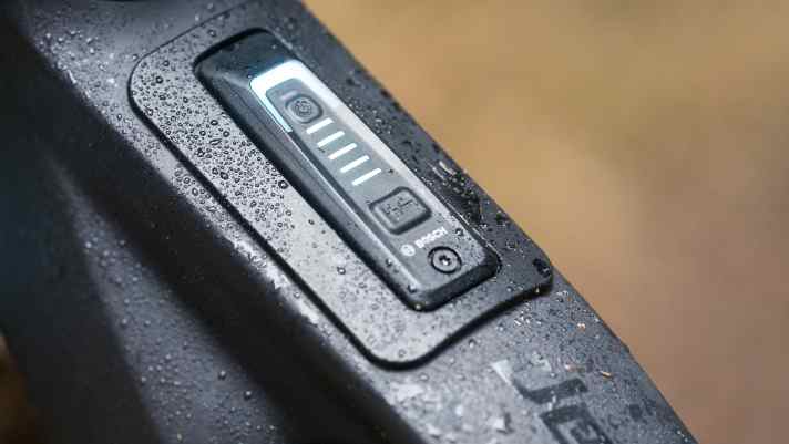 Der Systemcontroller sitzt auf einer Adapterplatte. Der Rahmen des Deft ist damit wohl fit für künftige Display-Generationen von Bosch.