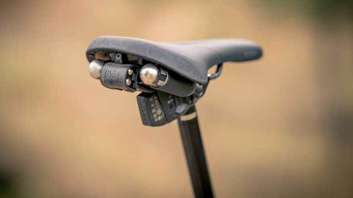 Mit dem Fizik Terra Alpaca X5 haben die Italiener einen Sattel mit Werkzeugmontagepunkt im Sortiment.