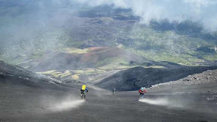 Beherzt das Heck schwingen! Das lose Gebrösel greift dann ineinander und gibt auf Druck wundersamen Grip - so die Empfehlung von Fahrtechnik-Coach Mathias Marschner.