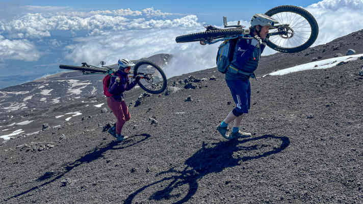 Eisiger Wind fegt immer um den Krater. Wenn er zu stark wird, ist eine Gipfelbesteigung nicht möglich.