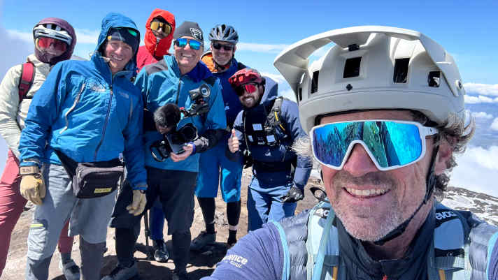 Mannschafts-Selfie nach glücklicher, aber nicht selbstverständlicher Gipfelbesteigung des Ätna.