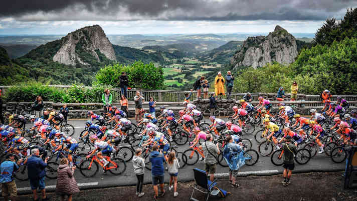 Frankreichs Landschaften zu präsentieren – auch das ist eine Idee der Tour de France, hier während der zweiten Etappe von Clermont-Ferrand nach Mauriac
