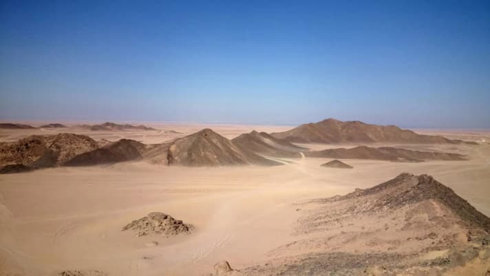 In der Sahara-Wüste auf 2 Rädern bestehen...