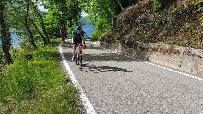 Joe am Monte Velo: Eine harte Trainingseinheit am Gardasee: Nach fünfeinhalb Stunden Vorglühen über 2500 Höhenmeter fährt Joe den ersten Berg des Tages ein zweites Mal und testet, wie es sich anfühlt, eine Stunde Schwelle nach Vorbelastung zu fahren