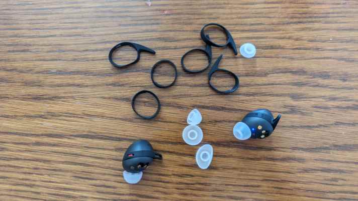 Damit die Kopfhörer optimal sitzen, liefert Sennheiser verschiedene Adapter für die Anpassung mit.