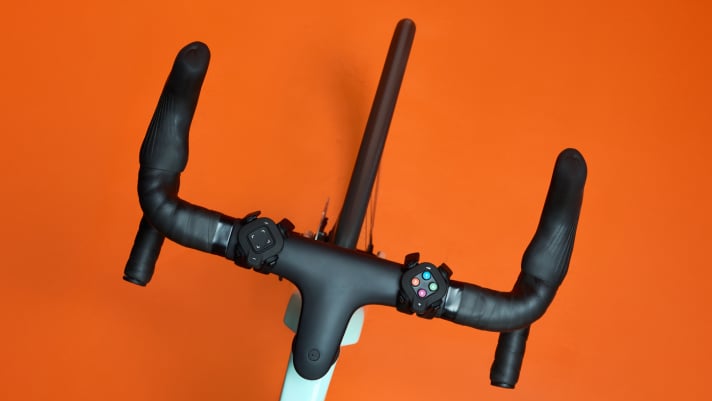 Die Zwift Click-Controller lassen sich an allen Lenkerformen und in verschiedenen Positionen montieren