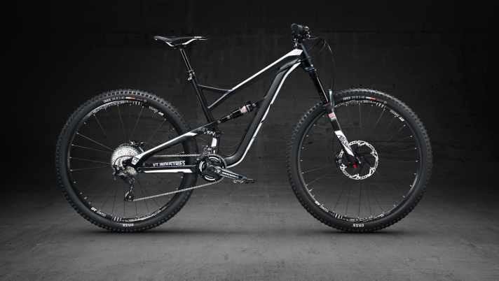   Das Jeffsy AL Comp 2: Alu-Chassis gepaart mit Shimano Deore XT-Bremsen und -Schaltung, Gewicht: 14,1 kg. Preis: 2799 Euro.