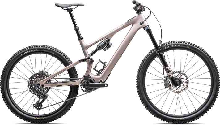 Das Expert Carbon hat das Top-Fahrwerk der teuersten Modelle, kostet aber auch fast 10.000 Euro. Gibt’s neben rosa auch in schwarz mit gelben Akzenten.
