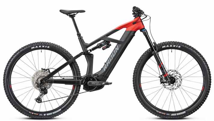 Als ausgewachsenes All Mountain ist das Radon Render etwas anspruchsvoller zu fahren als die güns­tigen Tourer, lässt sich aber auch von hartem Gelände nicht aus der Ruhe bringen. Gibt’s schon für 4499 Euro mit Bosch CX, 625er-Akku und Fox-Fahrwerk.