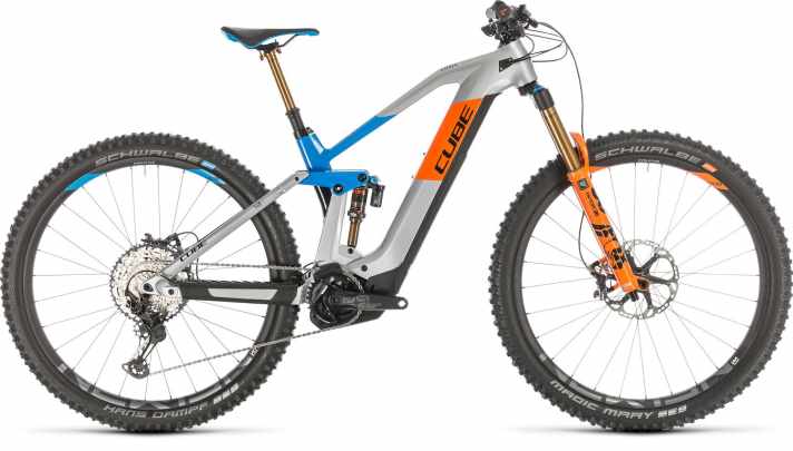   Das Cube Stereo Hybrid 140 HPC Action Team kostet 5999 Euro und federt mit hochwertigem Fox Factory-Fahrwerk, schaltet mit XT 12fach und bremst mit Vierkolbenstoppern, ebenfalls aus Shimanos XT-Serie.