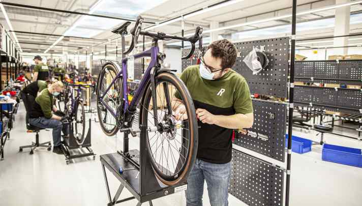 Hell, aufgeräumt und in einer großen Halle: So sieht die Bikeproduktion bei Rose Bikes aus.