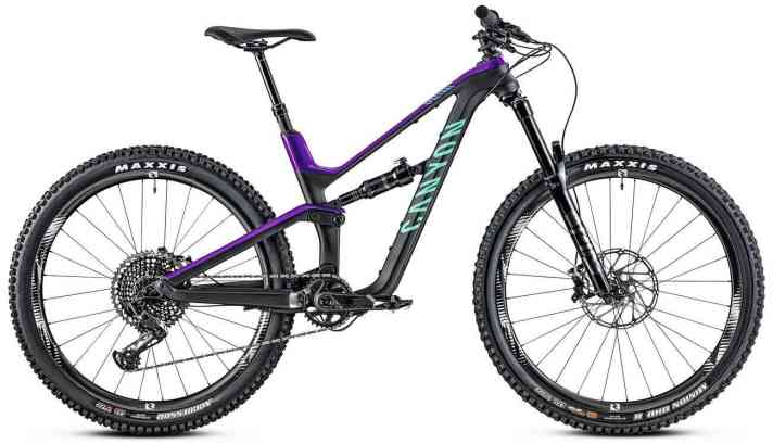 CANYON SPECTRAL WMN CFR 9.0 - Auch Canyon hat einen Rahmen entwickelt, der speziell auf eine weibliche Fahrweise ausgerichtet ist. Ein wendiges All Mountain mit 150/140 mm Federweg. Preis: 4799 Euro.