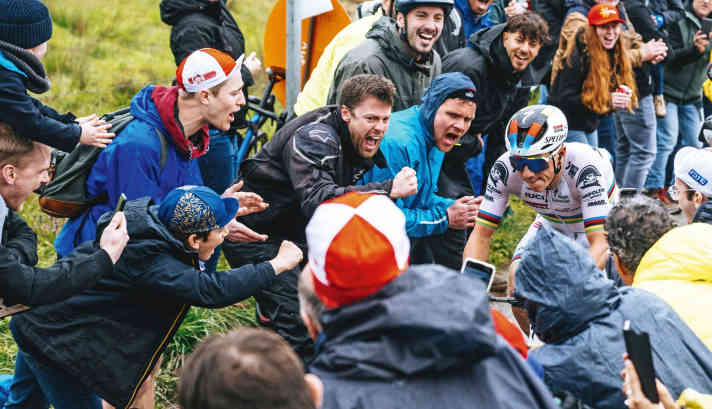 Standesgemäß: Remco Evenepoel verteidigt im Weltmeistertrikot seinen Status als Sieger bei Lüttich-Bastogne-­Lüttich.