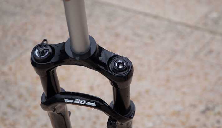   Der Druck in der Luftkammer passt die Gabel an das Kindergewicht an. Außerdem hat die RST Spex eine Lockout-Funktion.