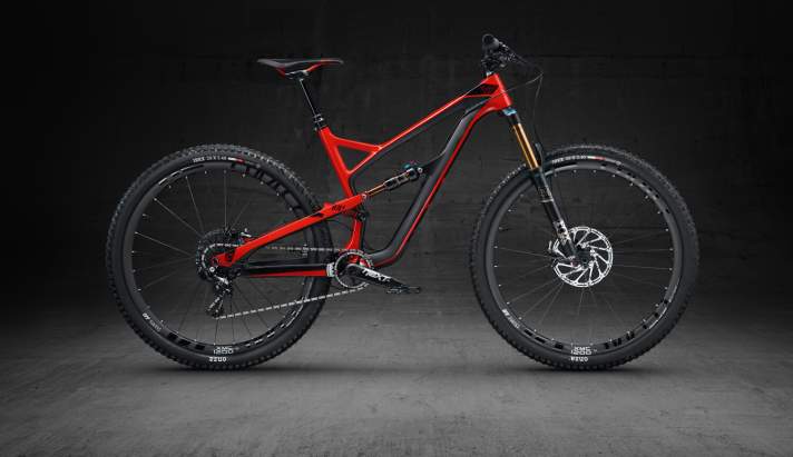   Die Topversion: das YT Jeffsy CF Pro geizt nicht mit Komponenten und kostet trotzdem faire 4499 Euro. Dafür bekommt man ein Trail-29er unter 12 Kilo.